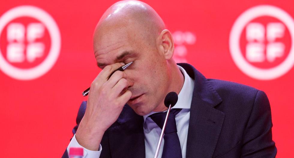 FIFA provisionally suspends Luis Rubiales for kissing a football player.