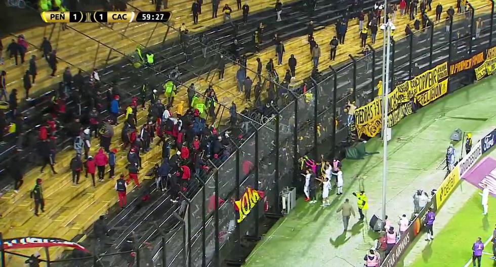 Pelea entre hinchas detuvo el Peñarol vs. Colón por Copa Libertadores 