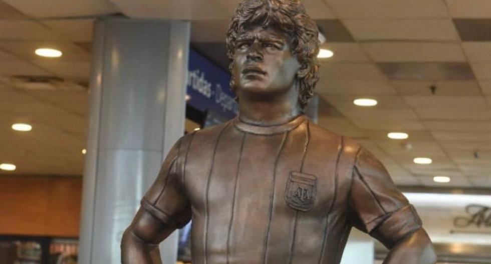 Inauguran estatua de Diego Maradona en el aeropuerto más importante de Argentina