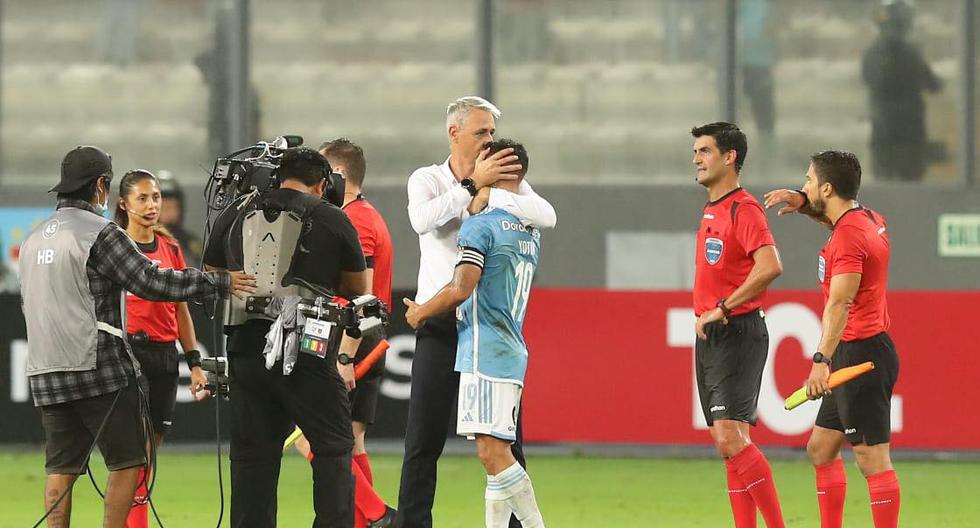 El emotivo abrazo entre Tiago Nunes y Yotún tras victoria de Cristal vs. The Strongest 