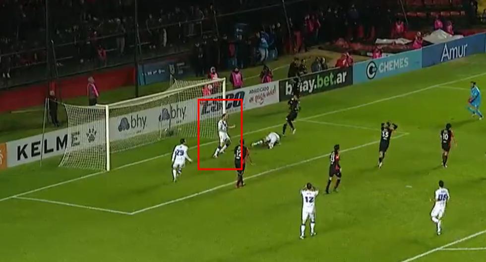 Diego Godín despejó un balón en la línea del arco y celebró su acción como un gol 