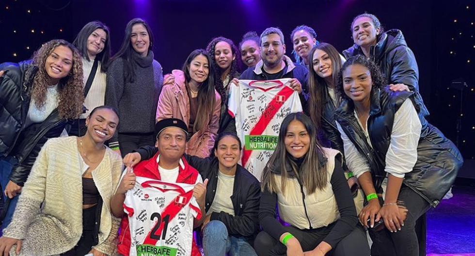 Selección peruana de voleibol recibe un donativo por parte de comediantes