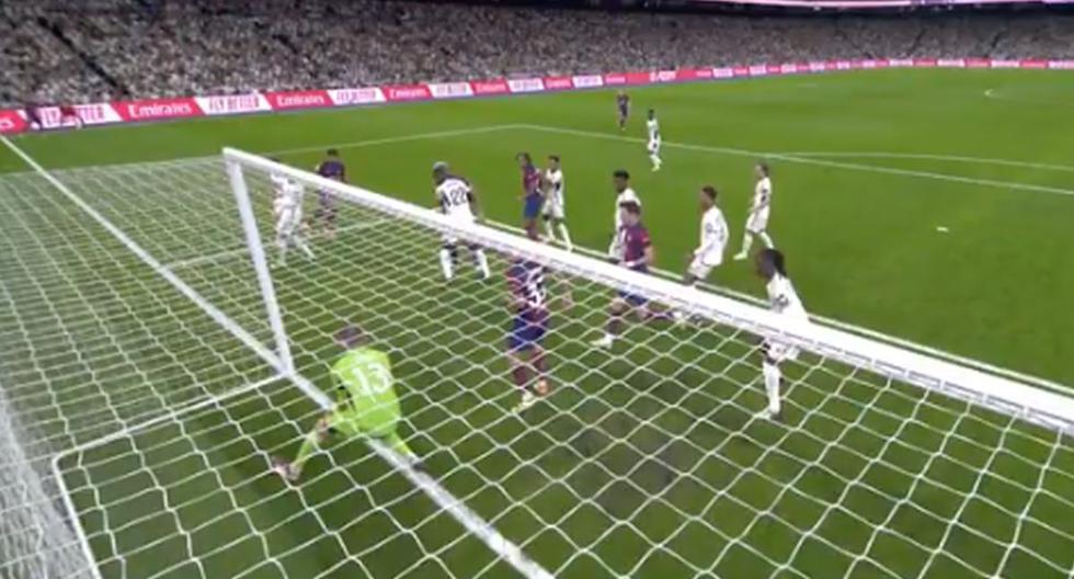 Los audios VAR del clásico Real Madrid vs Barcelona: “No hay evidencia de que el balón entre” 