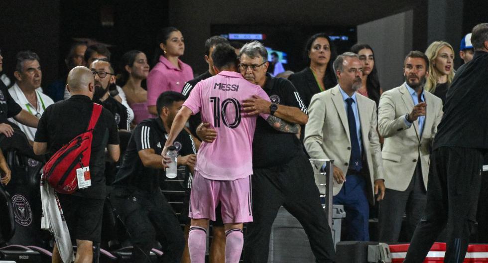 ‘Tata’ Martino tras el retiro de los hinchas del estadio, tras el cambio de Messi: “Hubiese esperado que la gente se quede”