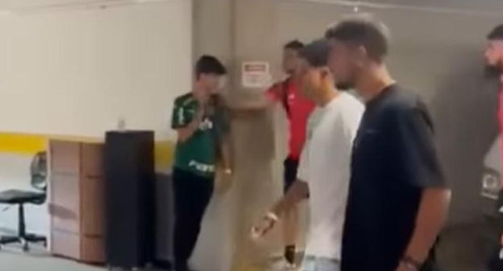 He erupted in anger: Jonathan Calleri threw the Palmeiras fan's cellphone to the ground.