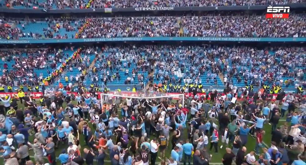 Hinchas de Manchester City invadieron el campo para celebrar el título de Premier League 
