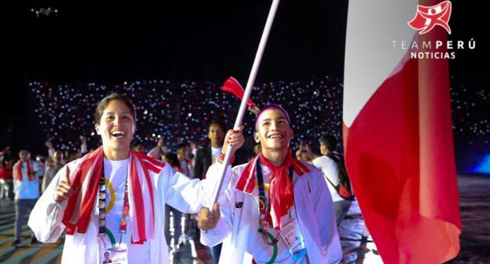 With Alexandra Grande and Ángelo Caro leading the way, Peru paraded in the opening of the South American Games.