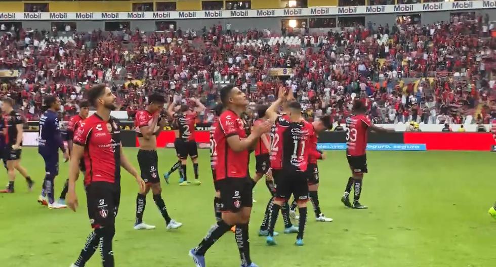 Santamaría festejó con la afición de Atlas el pase a semifinales de Liga MX 