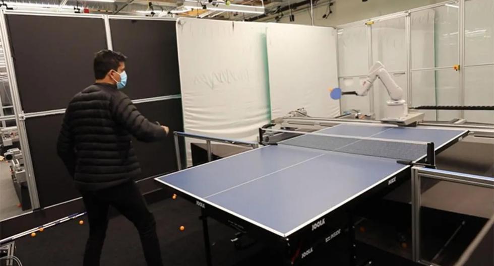 Este es el robot capaz de jugar ping pong creado por Google que pondría en aprietos a los jugadores profesionales