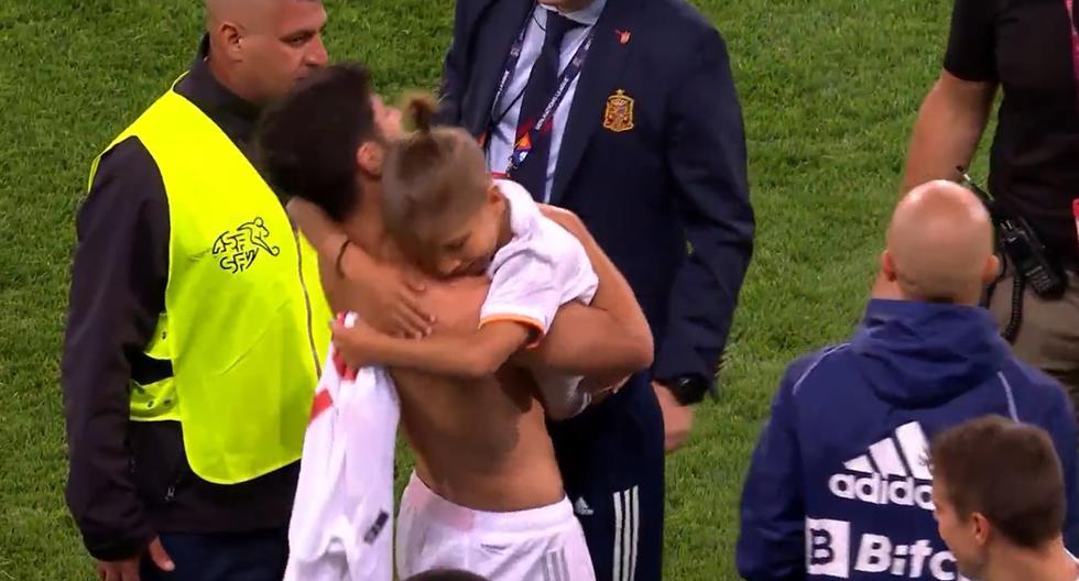 Niño hincha de España lloró tras recibir la camiseta de Marco Asensio 