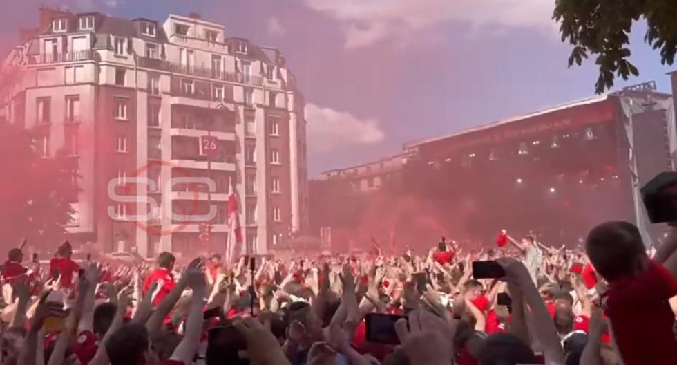 Hinchas de Liverpool expresan efusivo aliento durante el Fan Fest en París 