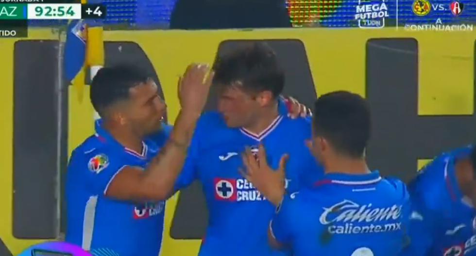 Santiago Giménez anota el gol de la victoria de Cruz Azul sobre Tigres en los minutos finales 