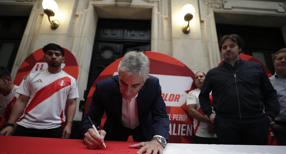 Juan Carlos Oblitas en firma de la bandera peruana: “Sin la ayuda de los hinchas, esto no sería posible”