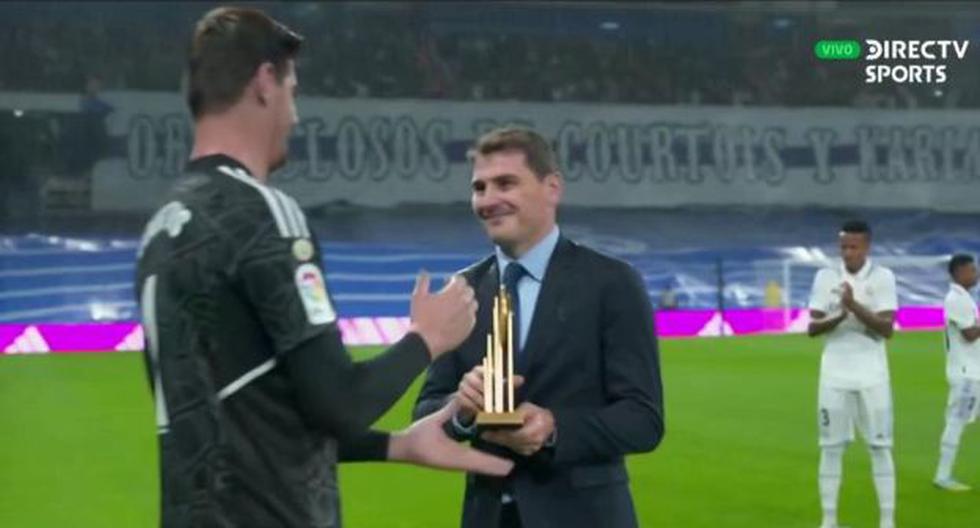 Courtois recibió de Iker Castillas el Trofeo Yashin en medio de ovación en el Bernabéu