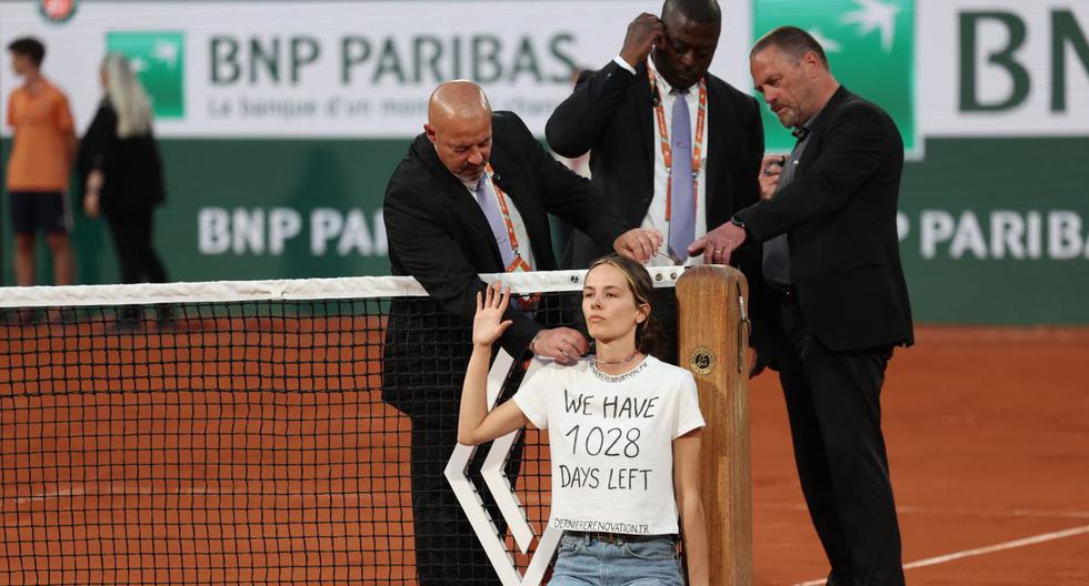 Tensión en Roland Garros: activista se ató del cuello a la red en plena semifinal [FOTOS]