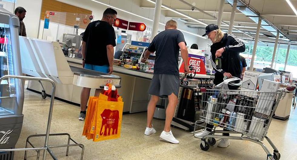 Haaland asistió a un supermercado en Inglaterra para hacer las compras del hogar