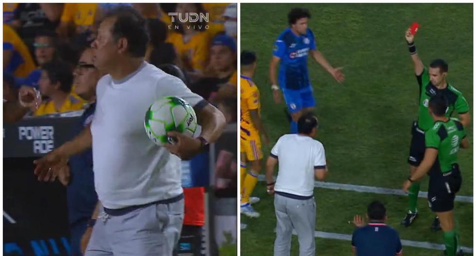 Expulsión de Juan Reynoso por retener la pelota en el Cruz Azul vs. Tigres 