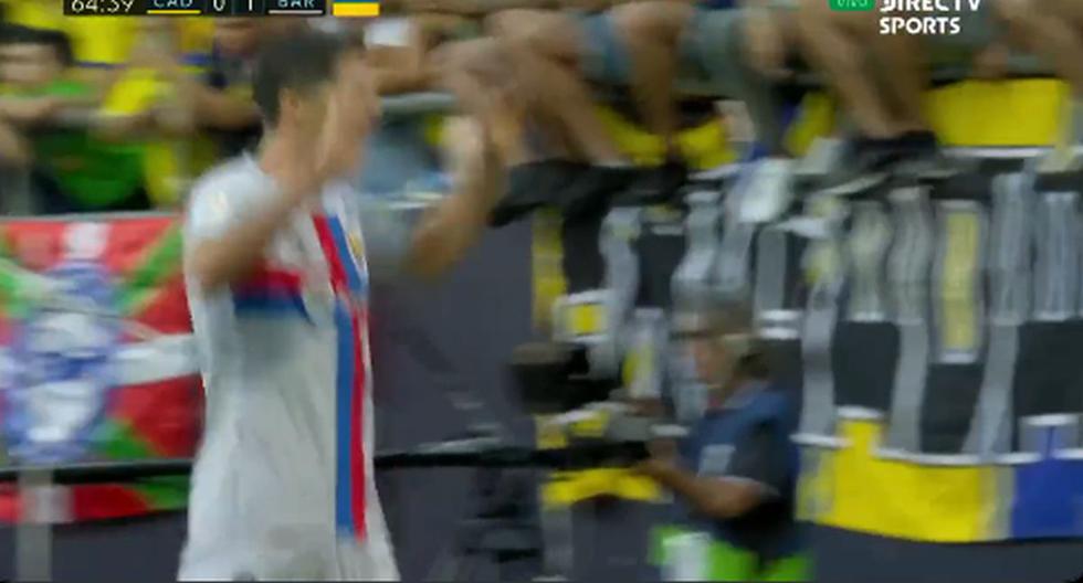 De goleador: Lewandowski se arrojó al césped para anotar el 2-0 de Barcelona ante Cádiz 
