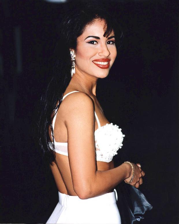 Selena Quintanilla los 5 outfits que impuso y que todavía siguen de