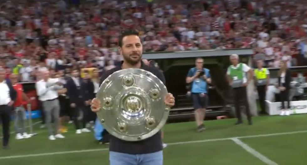 Claudio Pizarro presenta el trofeo de la Supercopa de Alemania 