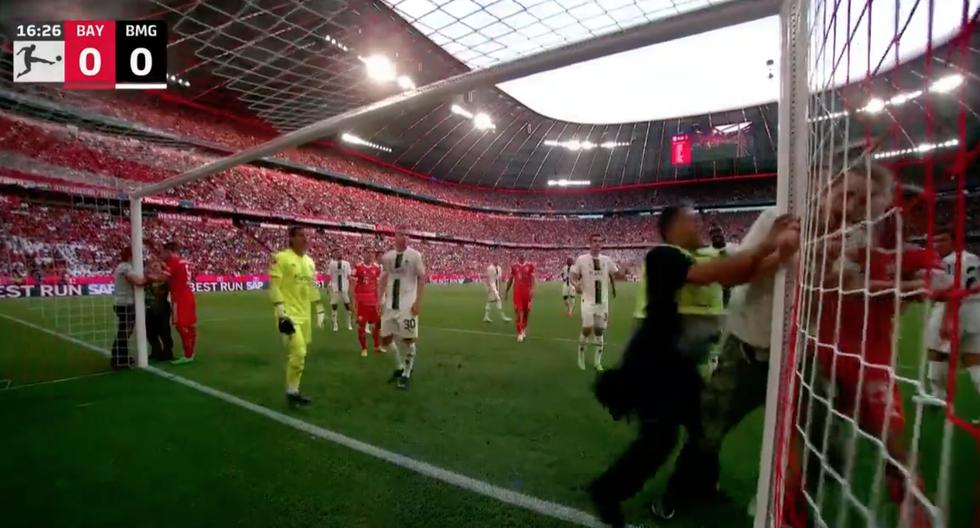 Se paralizó el partido: protestantes se ataron al travesaño durante el Bayern Munich vs. Mönchengladbach 