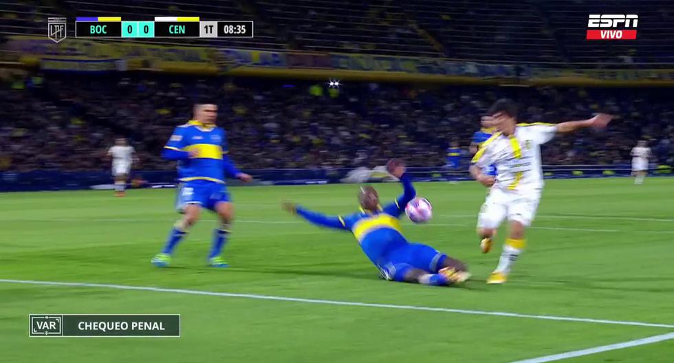 Advíncula's hand that generated a controversial penalty for Rosario, but that Rossi saved.