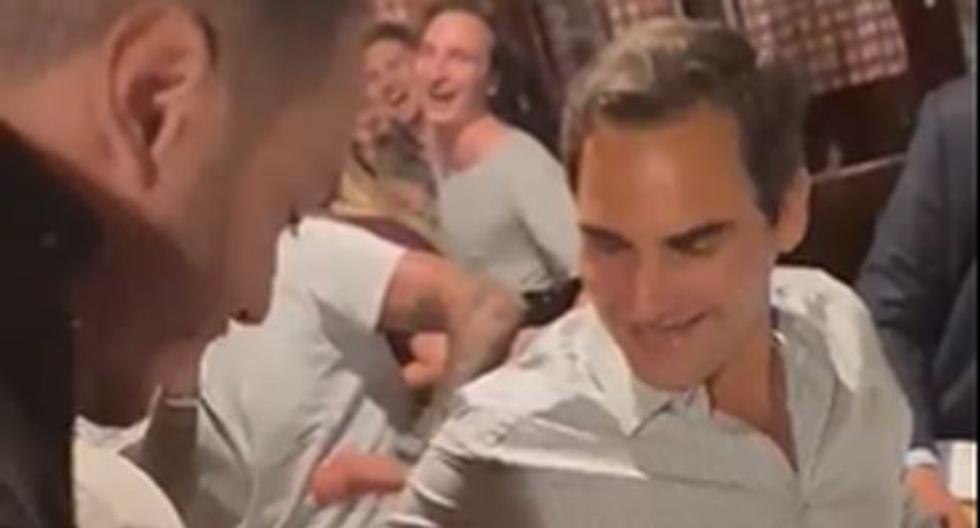 La imperdible reacción de Federer cuando un fan le muestra un tatuaje en su honor 