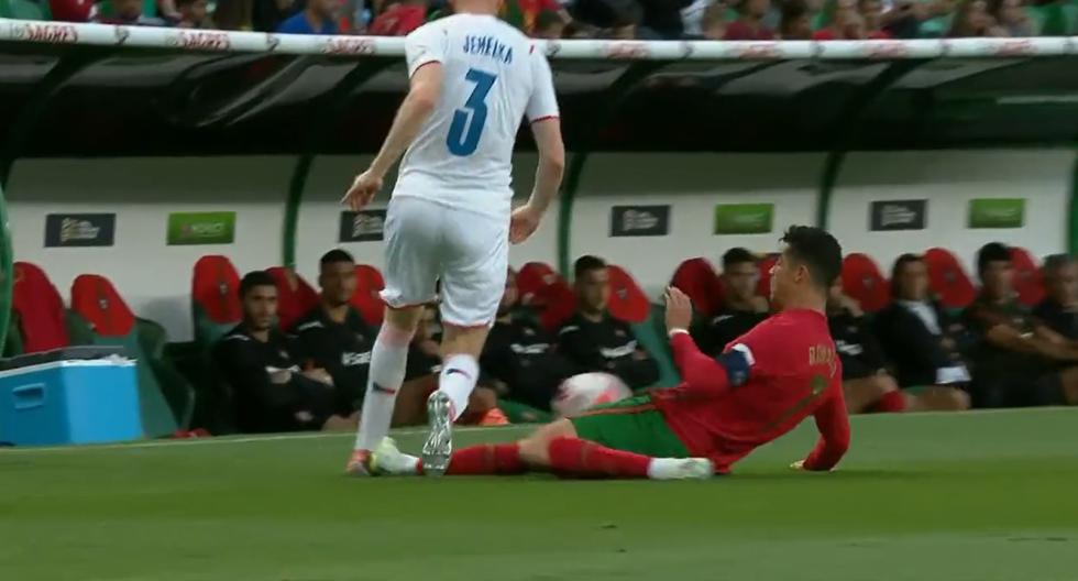 Cristiano Ronaldo cometió dura falta y fue amonestado, pero los hinchas silbaron al árbitro 