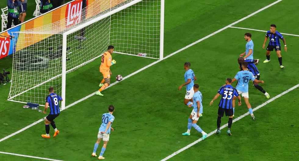 Era el empate de Inter: Lukaku cabeceó solo debajo del arco y le dio al cuerpo de Ederson 