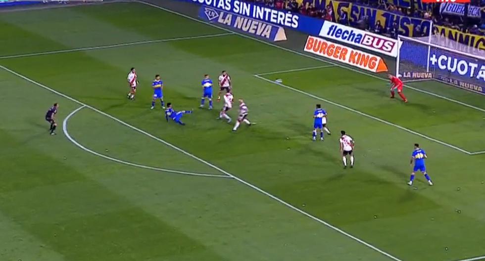 Franco Armani saves the River Plate goal after a shot by Pol Fernández.