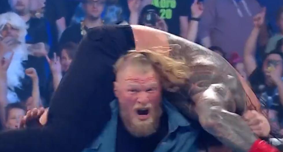 Brock Lesnar regresa a la WWE y ataca a Roman Reigns