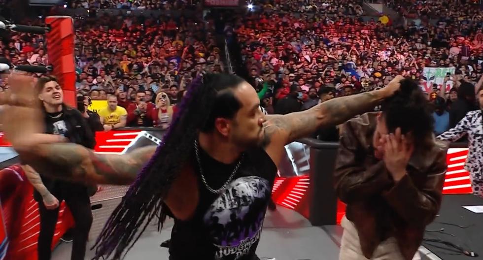 Bad Bunny recibió una paliza en la WWE: lo estrellaron contra una mesa 