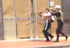 Incendio en Cercado: policía carga a niño para evacuarlo de edificio | VIDEO