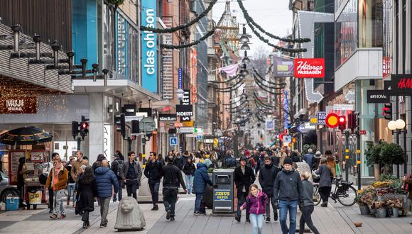 Pese a la pandemia, la vida ha seguido en Suecia casi con normalidad. Los suecos ya están haciendo sus compras navideñas en las calles de Estocolmo. REUTERS