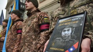 “Si Rusia gana, China nos hará lo mismo”: los taiwaneses que combaten (y mueren) por Ucrania