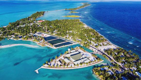 Kiribati, una república insular del Pacífico Central, incluye 33 atolones de coral e islas que se extienden por el ecuador.