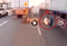 Muchacho se salva de morir luego de que un camión le arrolle la cabeza