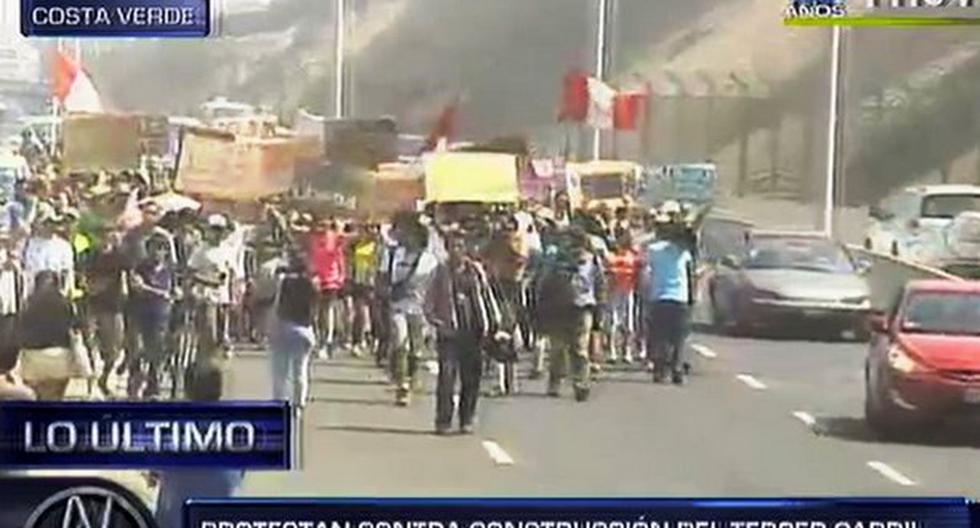 Protestan contra construcción de tercer carril en la Costa Verde.  (Foto: Captura Canal N)
