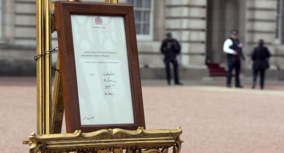 Anuncio en el patio del Palacio de Buckingham sobre el nacimiento de la nueva princesa. (Foto:EFE)