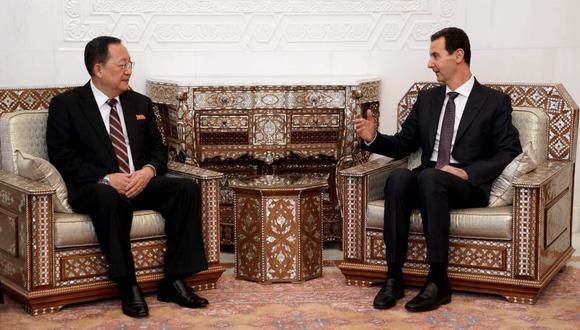 El presidente sirio, Bashar al Asad, y el ministro norcoreano de Exteriores, Ri Yong Ho, durante una reunión en Damasco. (Foto: EFE)