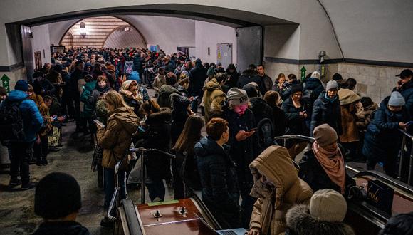 Miles de ucranianos tuvieron que refugiarse en las estaciones del metro en Kiev ante los masivos bombardeos rusos.