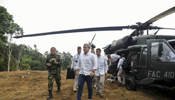 Archivo. El presidente Iván Duque (centro), caminando después de bajarse de un helicóptero en Catatumbo, sur de Colombia, el 9 de agosto de 2019. (Colombian Presidency / AFP).