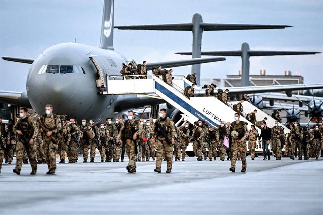 Unos 600 soldados del ejército de Alemania llegan a la base aérea militar en Wunstorf el 27 de agosto de 2021 procedentes de Afganistán. (EFE / EPA / SASCHA STEINBACH).