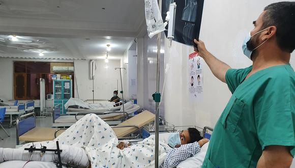 En la Unidad de Urgencias de Traumatología de MSF en Kunduz, un médico examina la radiografía de un paciente que ha sufrido una fractura en la pierna debido a la explosión de una bomba. (Foto: Stig Walravens / MSF)