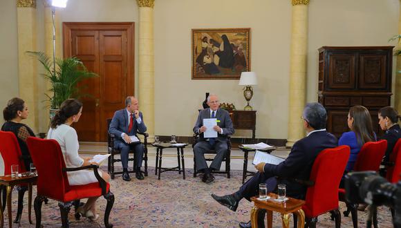 El presidente Pedro Pablo Kuczynski recibió a cinco periodistas de televisión en Palacio de Gobierno y respondió sus preguntas durante una hora. (Foto: Presidencia Perú)