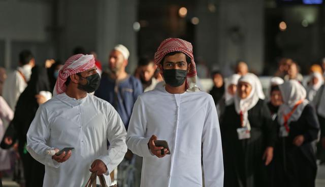 Los peregrinos musulmanes usan máscaras de protección en la Gran Mezquita en la ciudad sagrada de La Meca, Arabia Saudita, el 28 de febrero de 2020. (AFP).