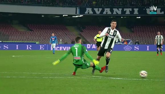 El portero del Napoli vio la tarjeta roja luego de derribar a Cristiano Ronaldo con una dura entrada fuera del área. El '7' de la Juventus quedó adolorido por la acción, pero logró ponerse de pie. (Foto: captura de video)