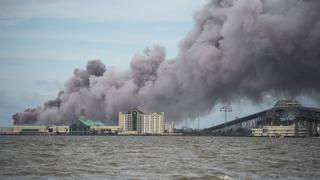Alerta en Louisiana: se desata un gran incendio químico y fuga de cloro tras el paso del huracán Laura | VIDEOS