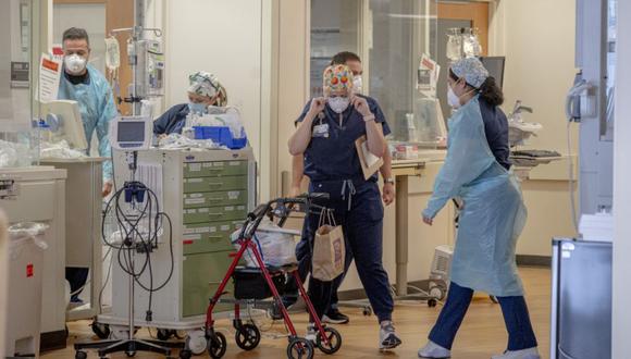 Los trabajadores de la salud son vistos dentro de la Unidad de Cuidados Intensivos coronavirus en el Hospital North Oaks en Hammond, Louisiana. (Foto: Archivo/ Emily Kask / AFP).