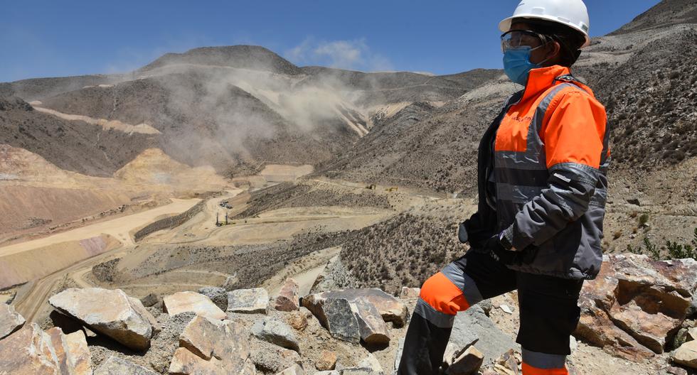 Akemi Lucero tiene una maestría en la Colorado School of Mines. Allí decidió especializarse en perforaciones y voladuras. Aquí en su "oficina de trabajo", el yacimiento minero de cobre Quellaveco. (Foto: Anglo American)